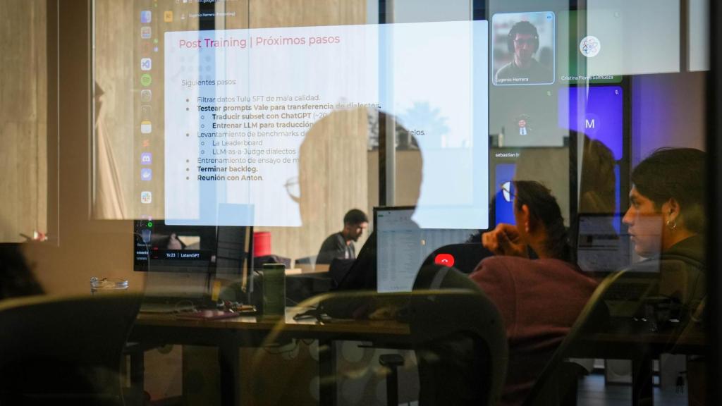 Equipo del CENIA trabajando en el desarrollo de Latam-GPT.