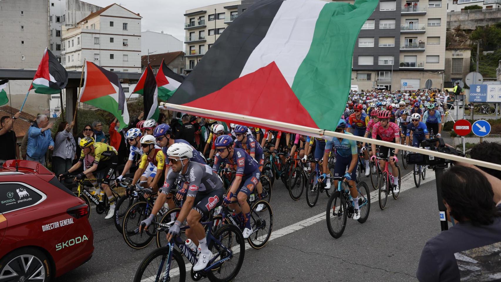 La 16ª etapa de La Vuelta finaliza a 8 kilómetros de meta por una protesta propalestina que bloquea la carretera