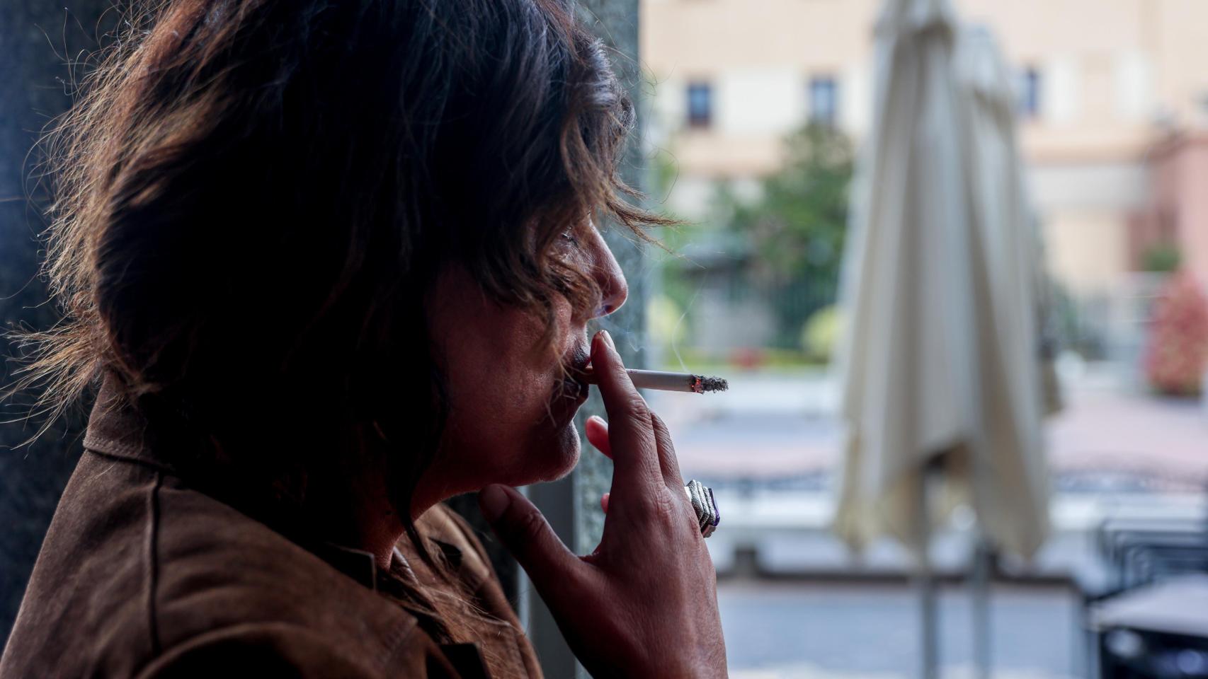 Una mujer fuma un cigarrillo en una terraza, en Madrid.