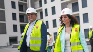 Ayuso permite más pisos en las parcelas protegidas y reduce las plazas de garaje: máximo de 9 años para levantar un edificio