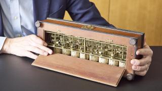 La primera calculadora de la historia, inventada por Pascal en el siglo XVII, sale a subasta por dos millones de euros