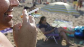 Los médicos piden más ambición al Gobierno en la ley antitabaco y animan a prohibir el humo en playas y jardines