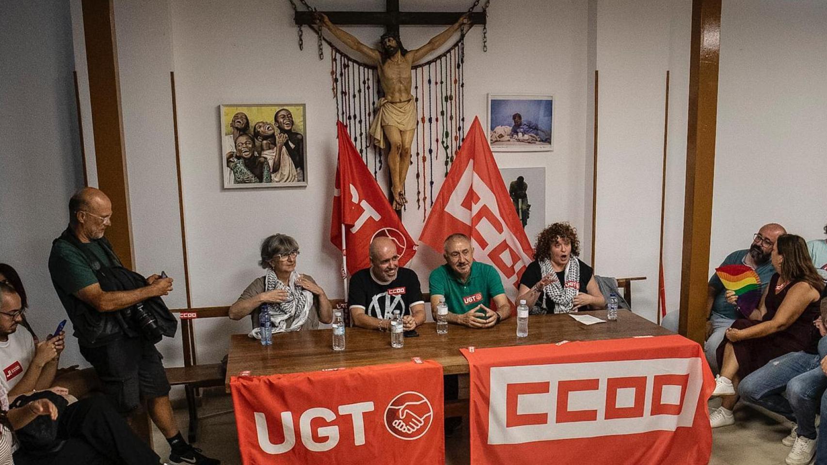 Unai Sordo (CCOO) y Pepe Álvarez (UGT), en una iglesia en Madrid.