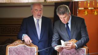 Feijóo acuerda con la RAE que elabore los contenidos de Lengua y Literatura "comunes para toda España"