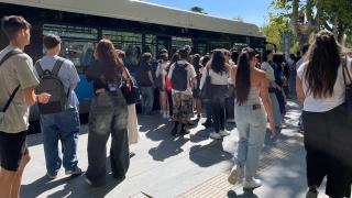 Las mañanas de "caos" en Moncloa por el cierre de la L6 de Metro: universitarios en buses "petados" y la L3 llena