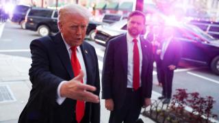 Trump, sobre la felicitación enviada a Epstein por su 50 cumpleaños: "No es mi firma ni la forma en la que yo hablo"