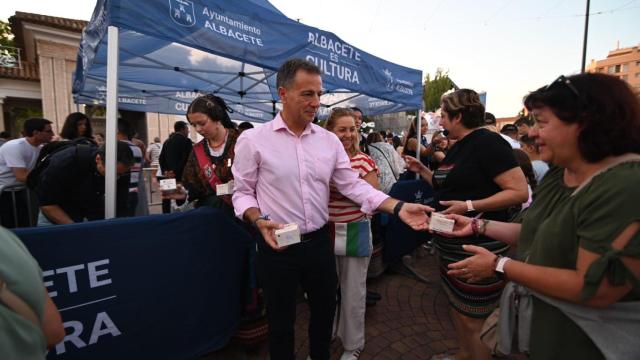 Reparto Miguelitos en la Feria de Albacete