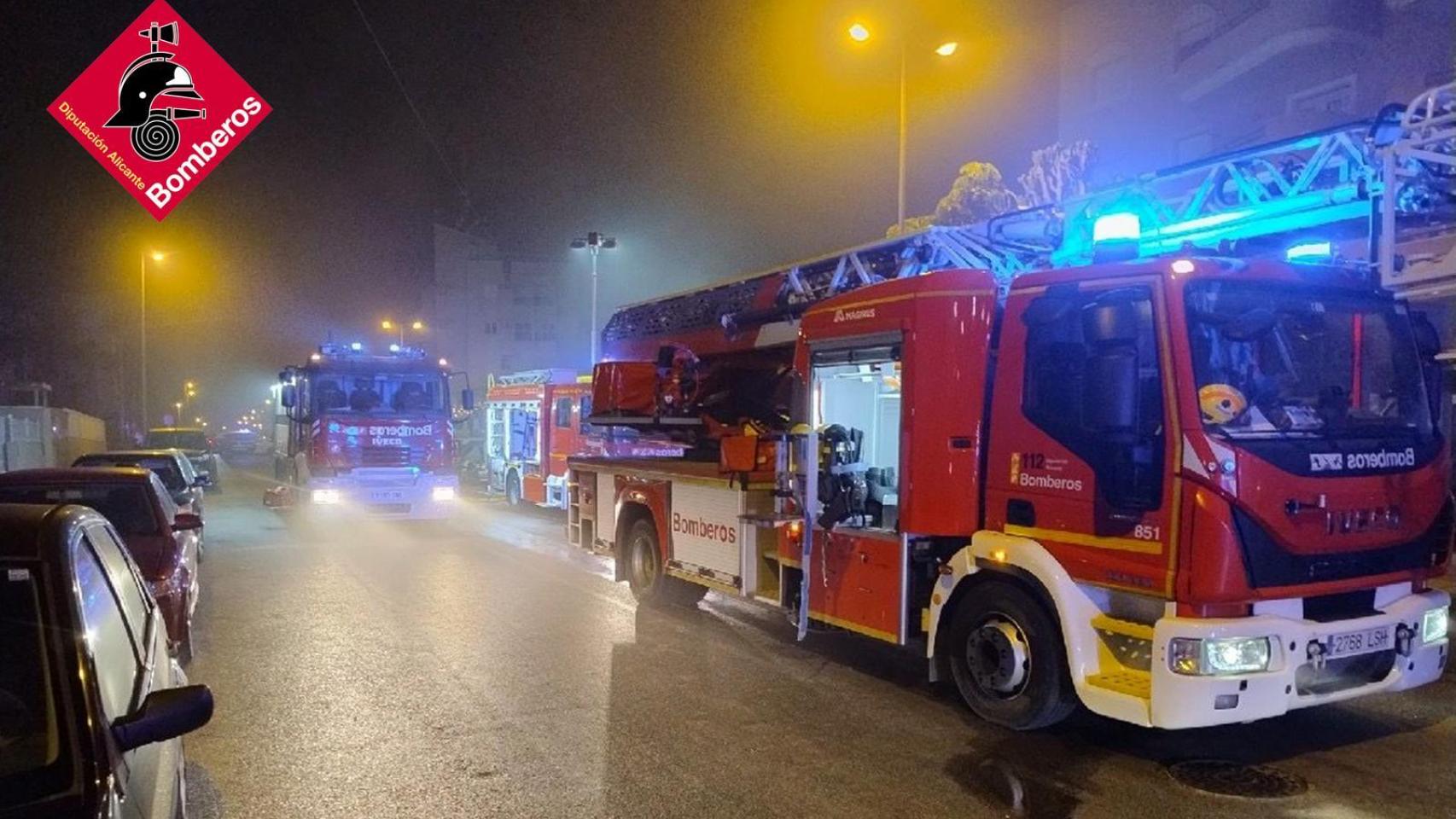 El despliegue de los bomberos del Consorci en la pedanía de Orihuela esta madrugada.