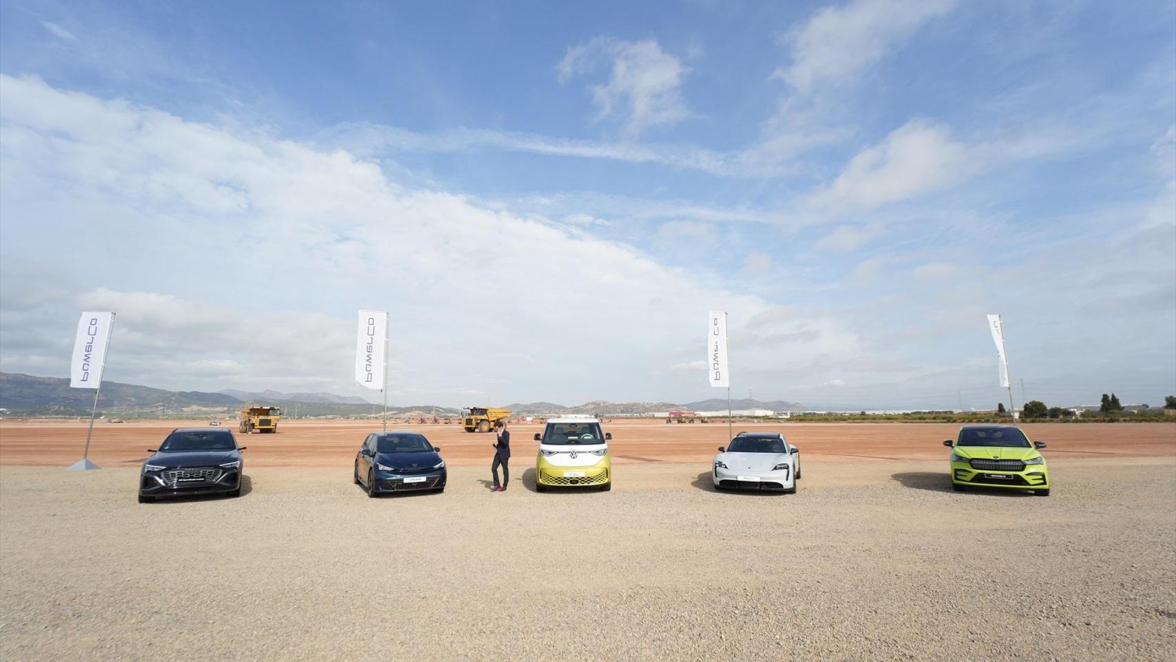 Cinco de los nuevos vehículos de PowerCo durante el acto inaugural del inicio de la construcción de la gigafactoría de PowerCo del Grupo Volkswagen. Jorge Gil / Europa Press