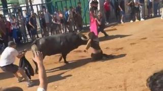 El menor que recibió tres cornadas en el encierro de Mocejón (Toledo) sigue ingresado en la UCI