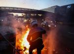 Francia 'quema' las calles por los recortes: 200 detenidos, cortes de carreteras, protestas masivas y piedras contra la policía