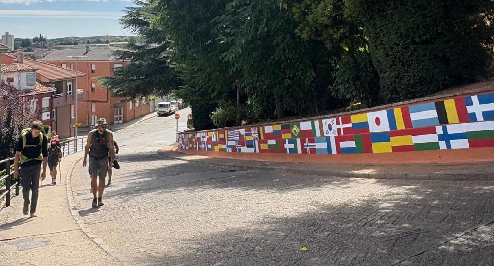 Astorga da la bienvenida a los peregrinos con un gran mural que "simboliza el espíritu internacional del Camino"