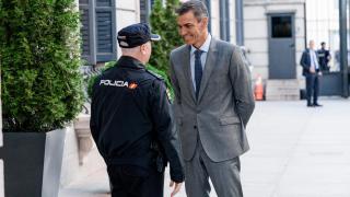 Sánchez con las manos entrelazadas a la espalda: ¿qué quiere decirnos?