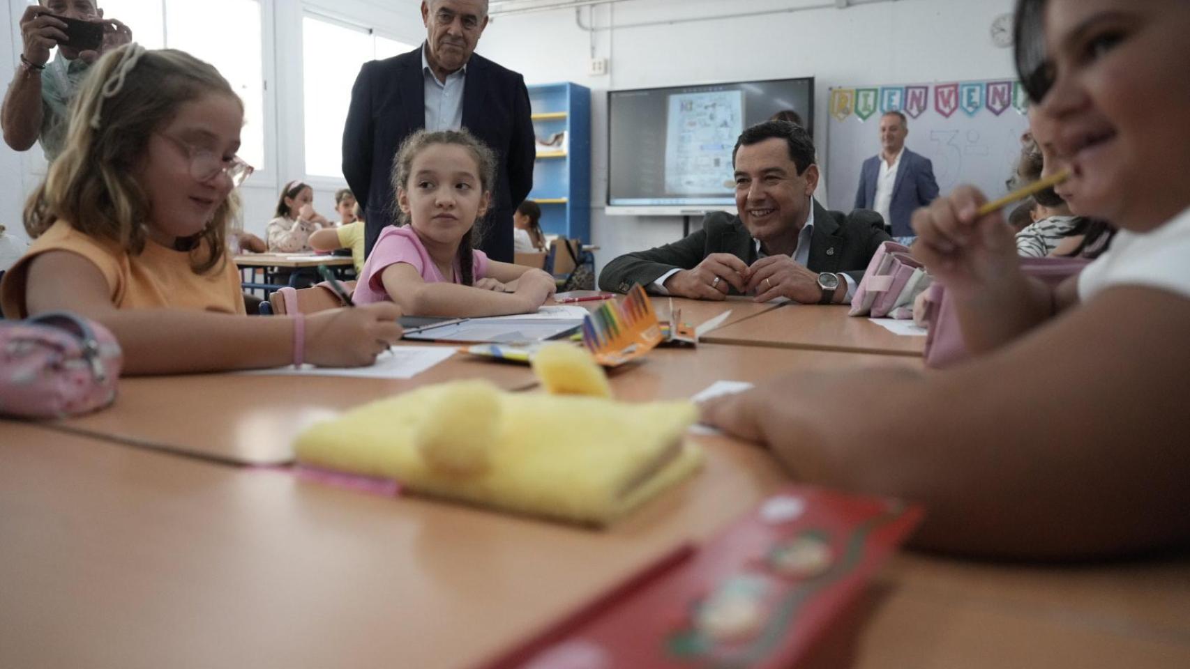 Moreno, junto a alumnos del centro de Huelva donde ha acudido para abir el curso.