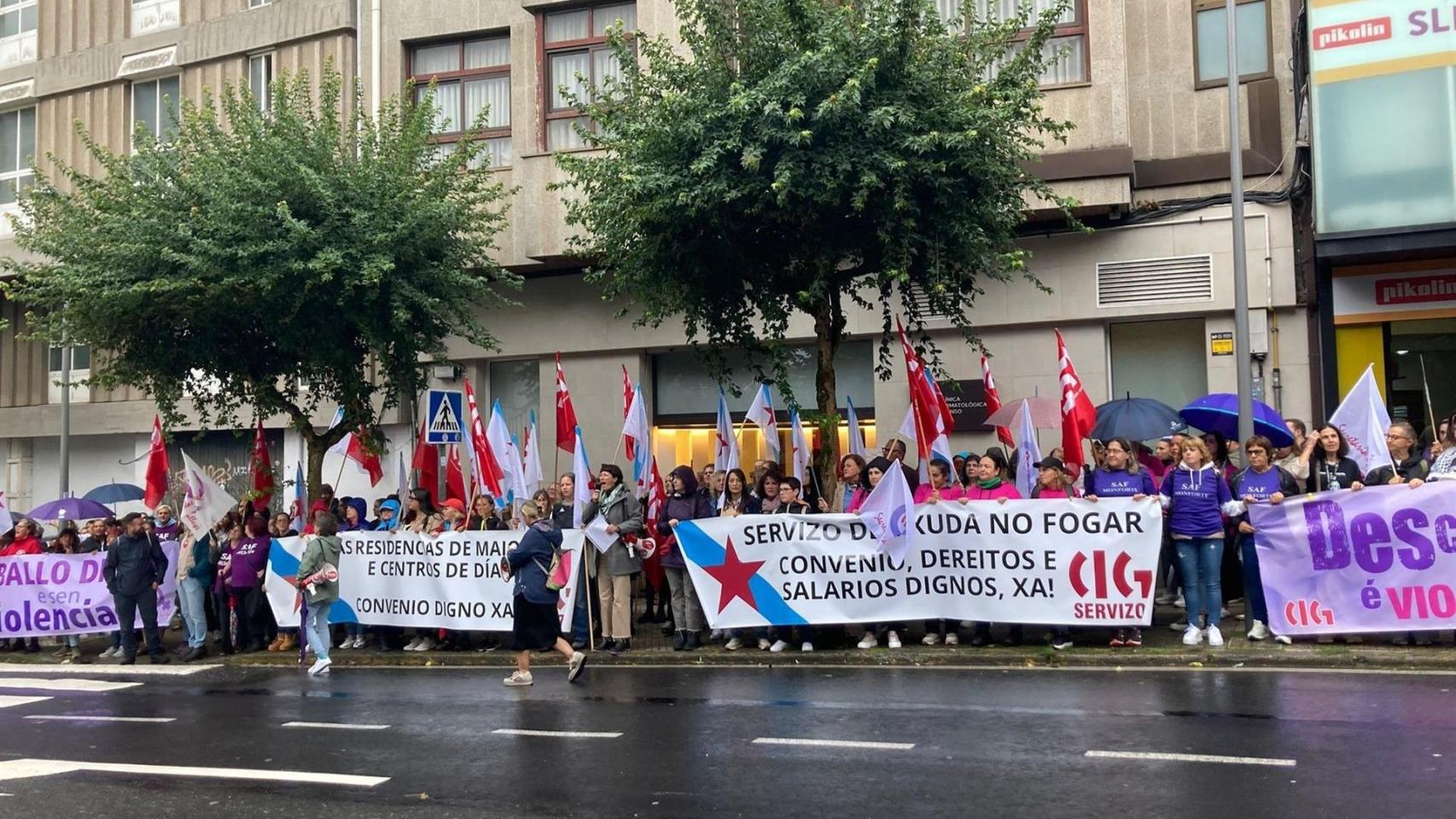 Concentración ante el Parlamento de Galicia de trabajadoras de residencias y del SAF.