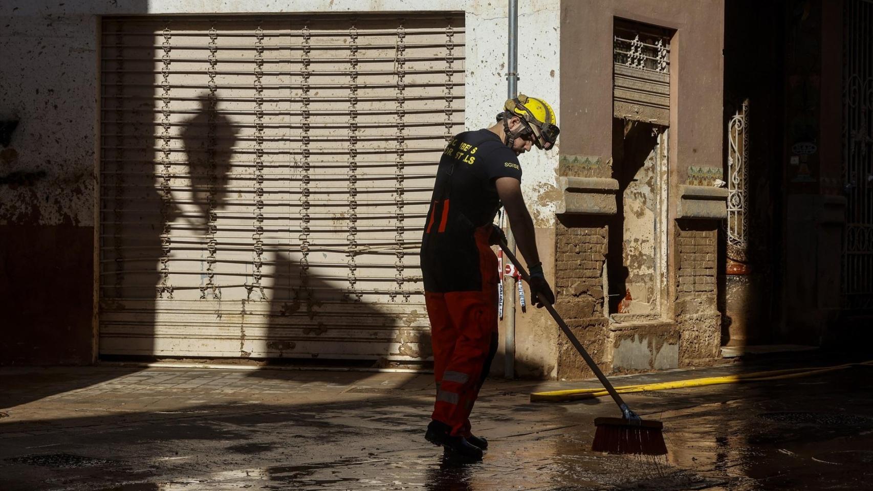 Un bombero realiza labores de limpieza tras la dana. Rober Solsona / EP