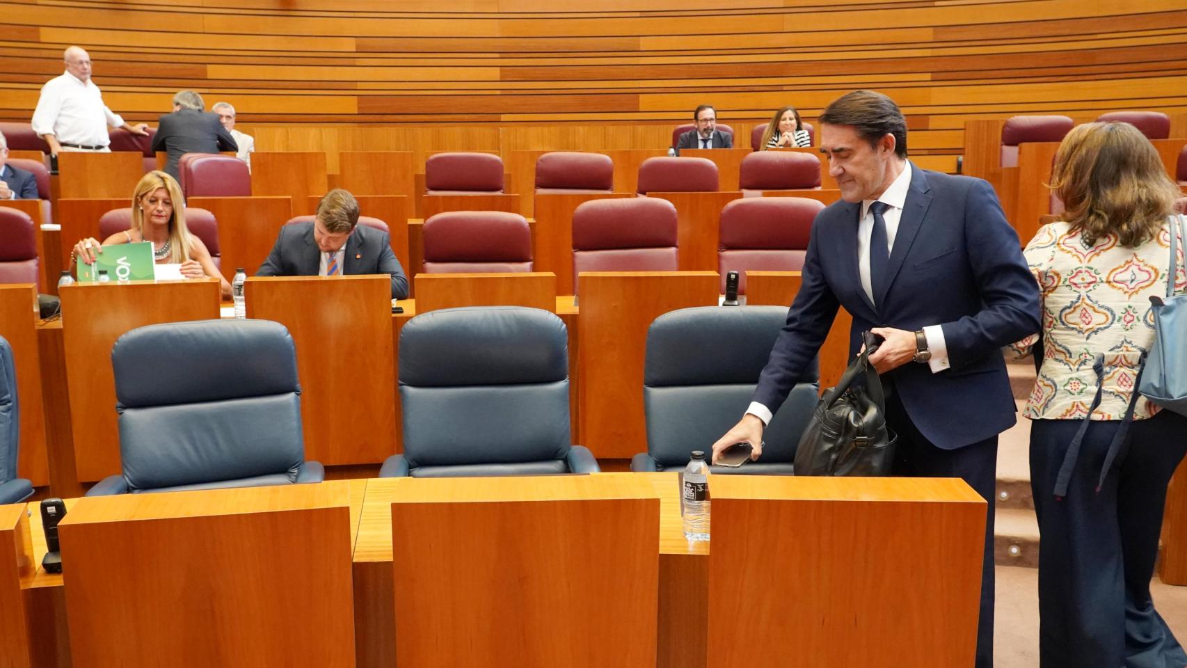 El consejero de Medio Ambiente, Vivienda y Ordenación del Territorio, Juan Carlos Suárez-Quiñones, durante el pleno de este martes en las Cortes de Castilla y León