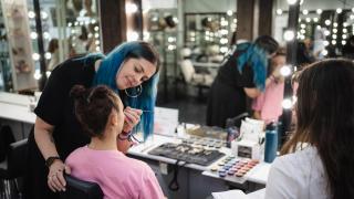 Formarse en una escuela de maquillaje profesional: una alternativa laboral con una creciente proyección