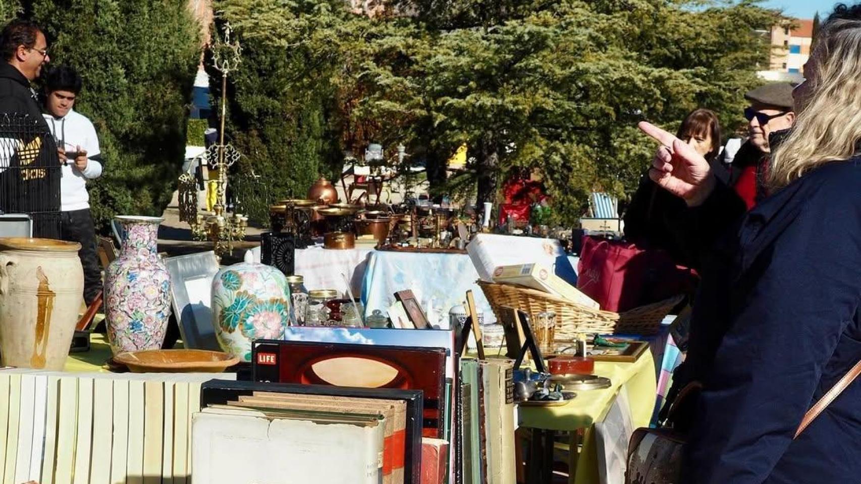 Varias personas en el Mercadillo vintage de Las Rozas.