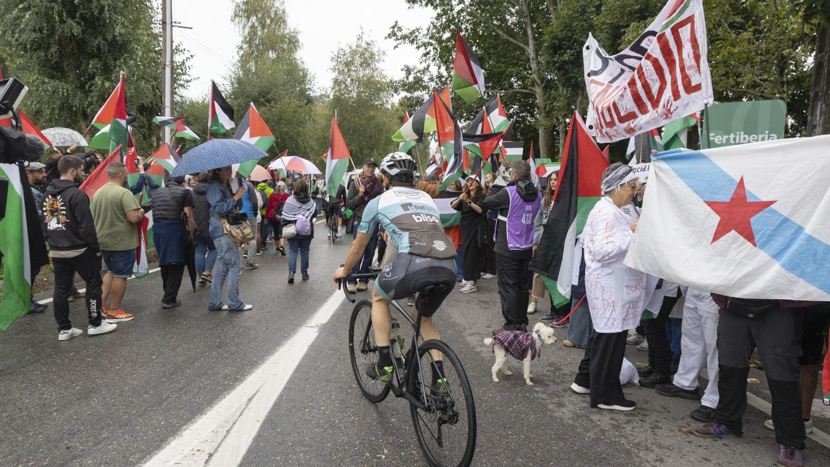 Protestas propalestinas al paso de ciclistas en la 16ª etapa de La Vuelta