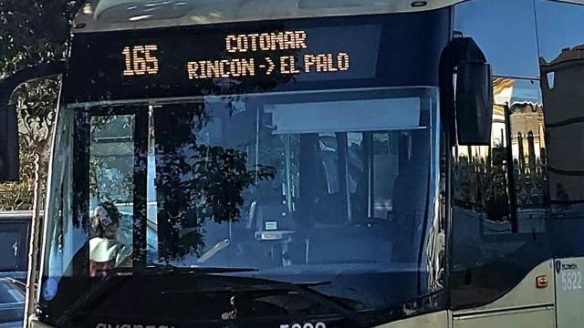 Imagen de uno de los autobuses de la línea exprés entre Rincón de la Victoria y El Palo.