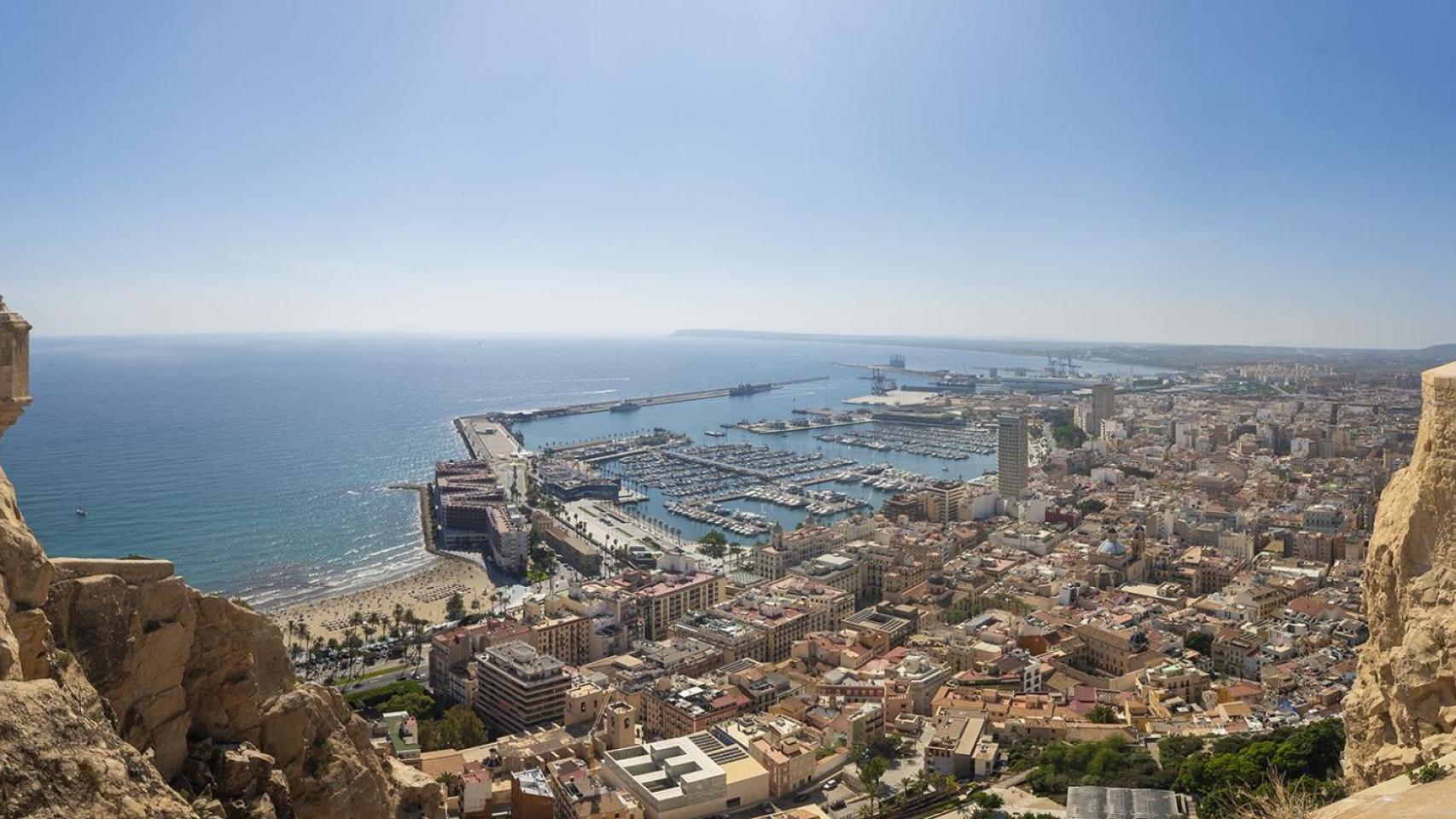 Una vista de Alicante desde el Castillo de Santa Bárbara.
