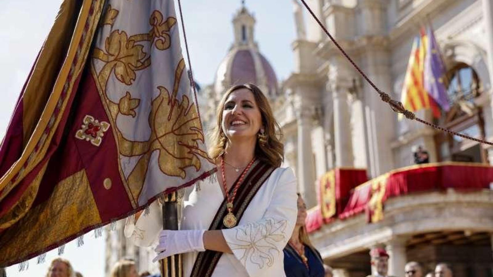 La alcaldesa, María José Catalá, portando la Senyera el 9 de Octubre. EFE/Biel Aliño