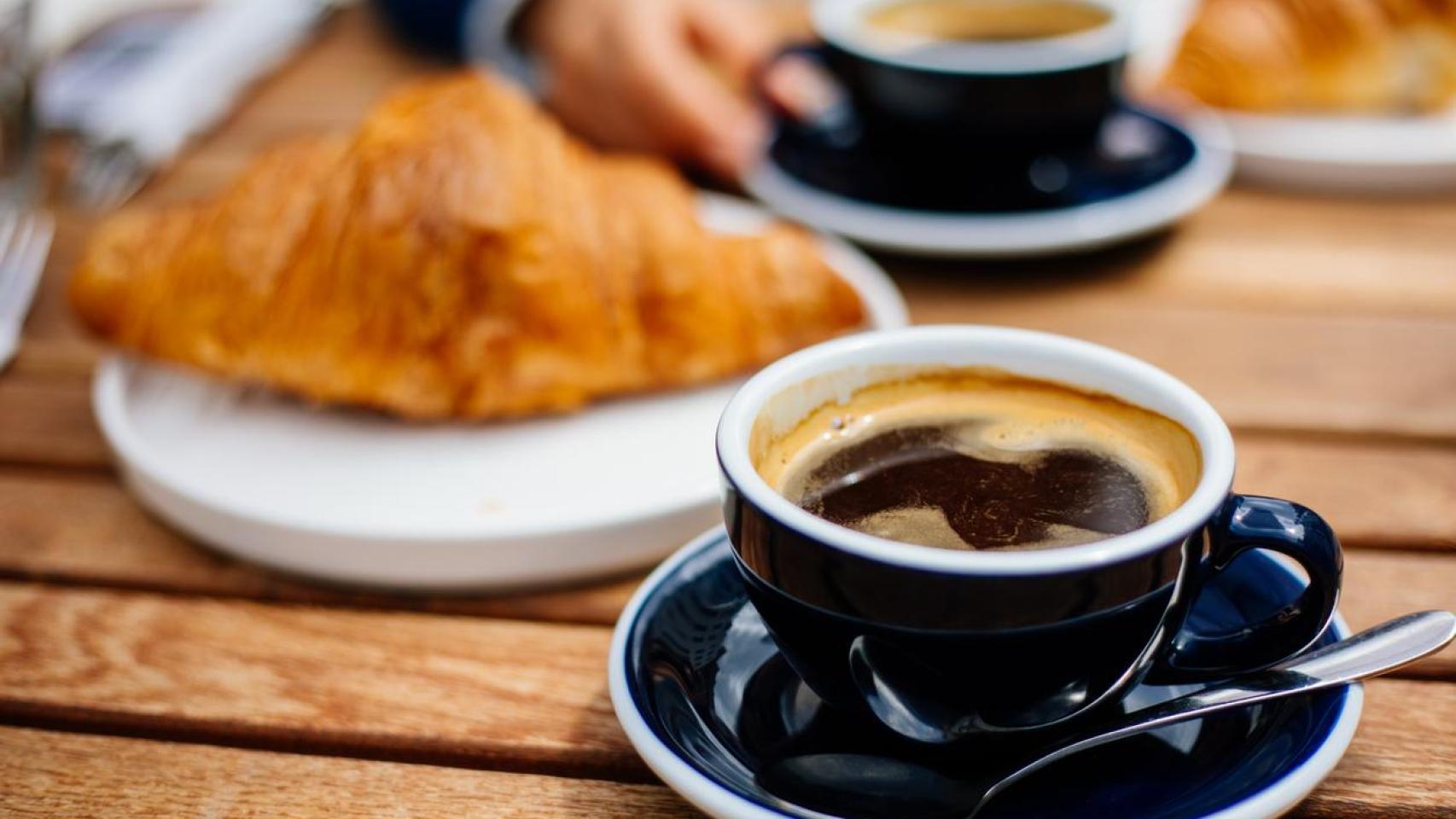 Desayuno con café en un bar.