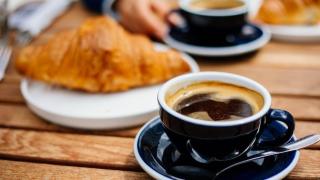 Va a un bar, pide un café y no da crédito a lo que le cobran en la cuenta: "Solo falta que me incluyan el servicio de basuras"