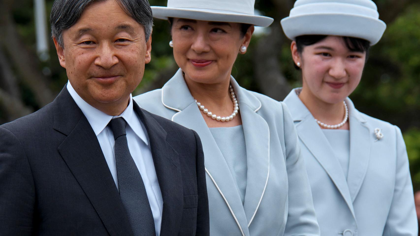 Los emperadores Naruhito y Masako junto a su única hija, al fondo, la princesa Aiko.