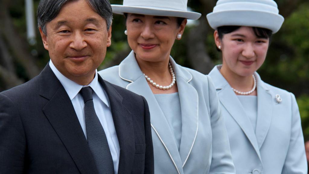 Los emperadores Naruhito y Masako junto a su única hija, al fondo, la princesa Aiko.