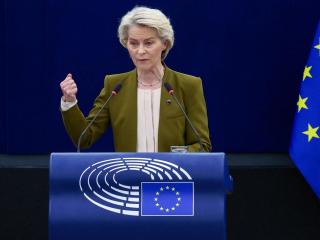 Von der Leyen llama a la UE a "luchar" por su independencia pero la 'gran coalición' europeísta se tambalea