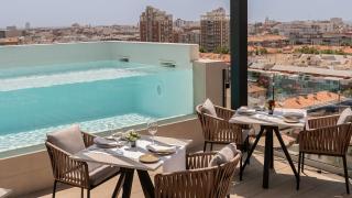 La exclusiva azotea junto a la Castellana con vistas increíbles: piscina acristalada y torreznos con humus de aguacate