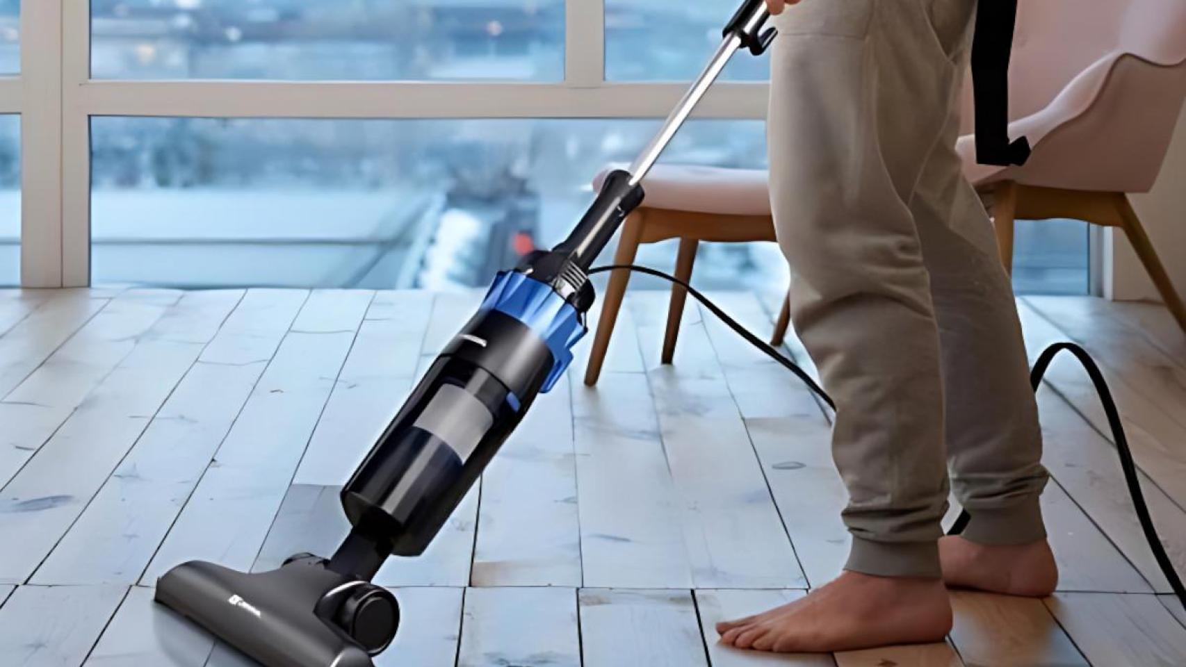 4 cabezales, menos de 2kg y por solo 40€: esta aspiradora escoba acaba con la suciedad más difícil