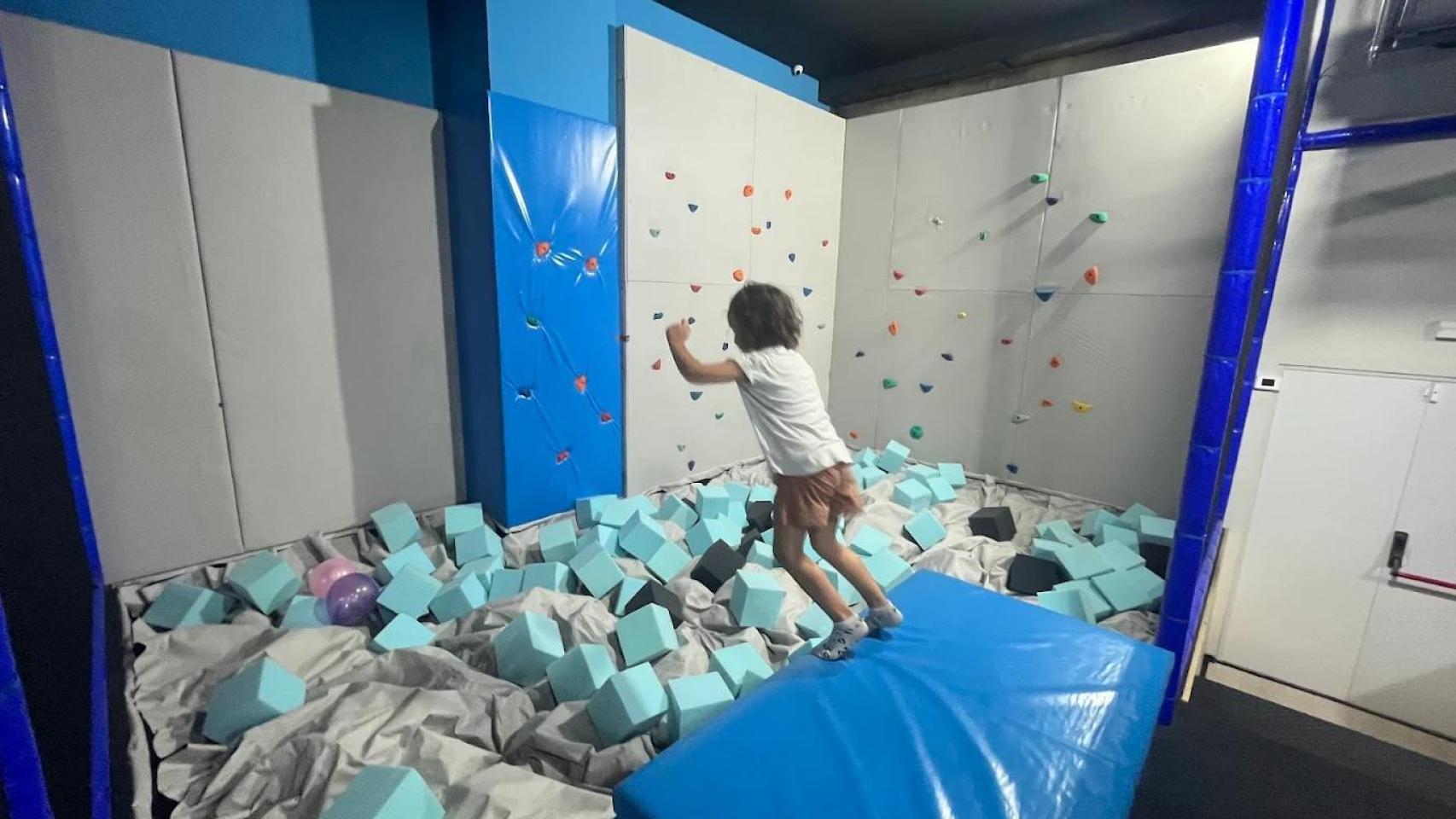 Una niña jugando en el nuevo parque de colchonetas de Zaragoza, Saltolandia.