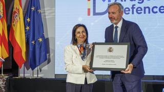 Así es la placa que Robles ha entregado a la ciudadanía aragonesa: “Por ese aprecio y cariño a las Fuerzas Armadas”