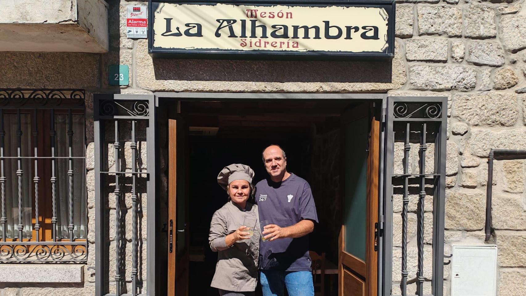 David Fernández y Lilian Domínguez del Mesón La Alhambra.