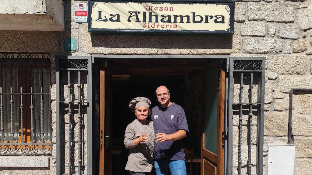 David Fernández y Lilian Domínguez del Mesón La Alhambra.