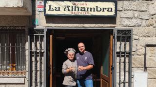 El restaurante asturiano de la sierra de Madrid con el mejor cachopo de España cumple 25 años: "Es de salmón y anchoas"