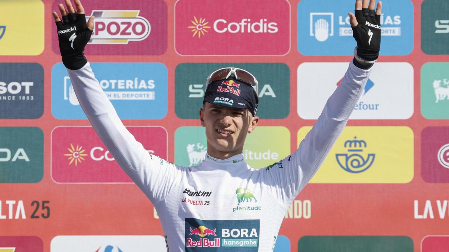 Giulio Pellizzari, en el podio de La Vuelta.