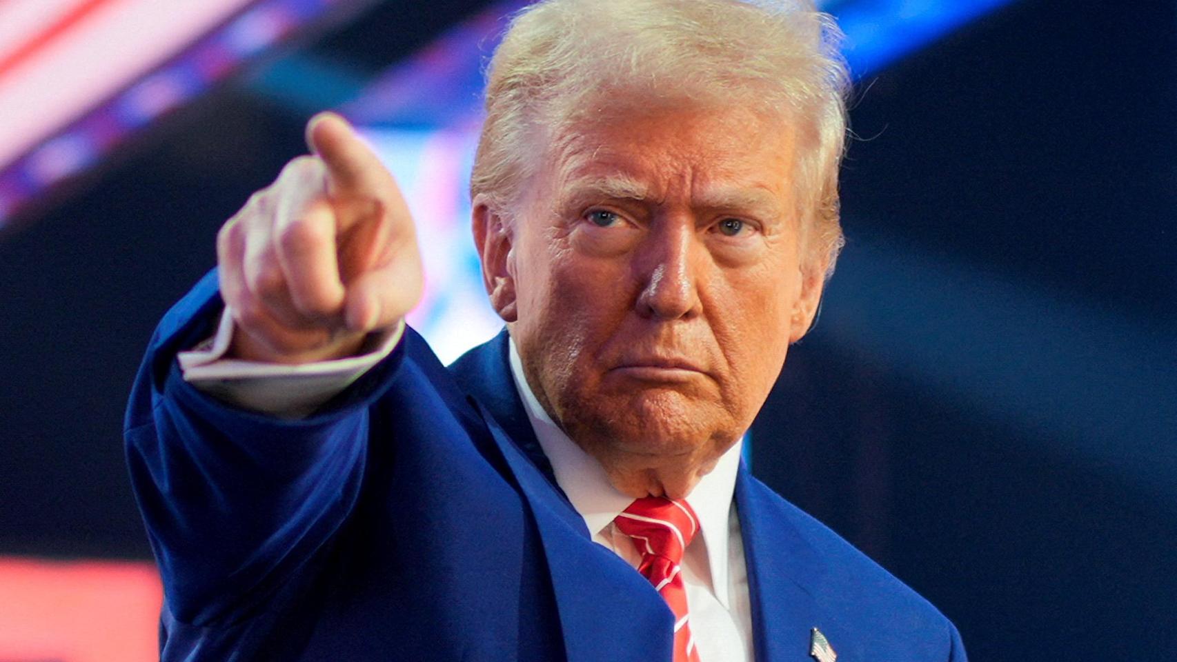 El presidente electo de Estados Unidos, Donald Trump , hace un gesto en el AmericaFest de Turning Point USA en Phoenix, Arizona, EE. UU., el 22 de diciembre de 2024.