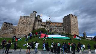Una gran bandera de Palestina frente al castillo de Ponferrada: único incidente en una etapa sin sustos antes de Valladolid