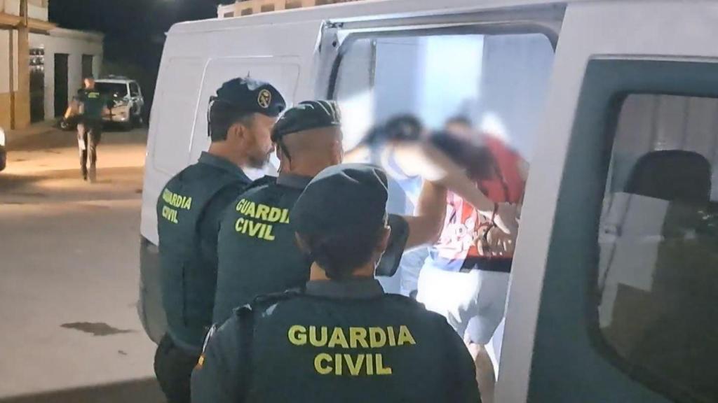 La Guardia Civil, deteniendo a 'Los Marrurro' de madrugada en Puerto Serrano (Cádiz)