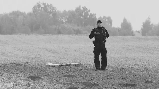 Un policía polaco junto a uno de los drones rusos derribados.