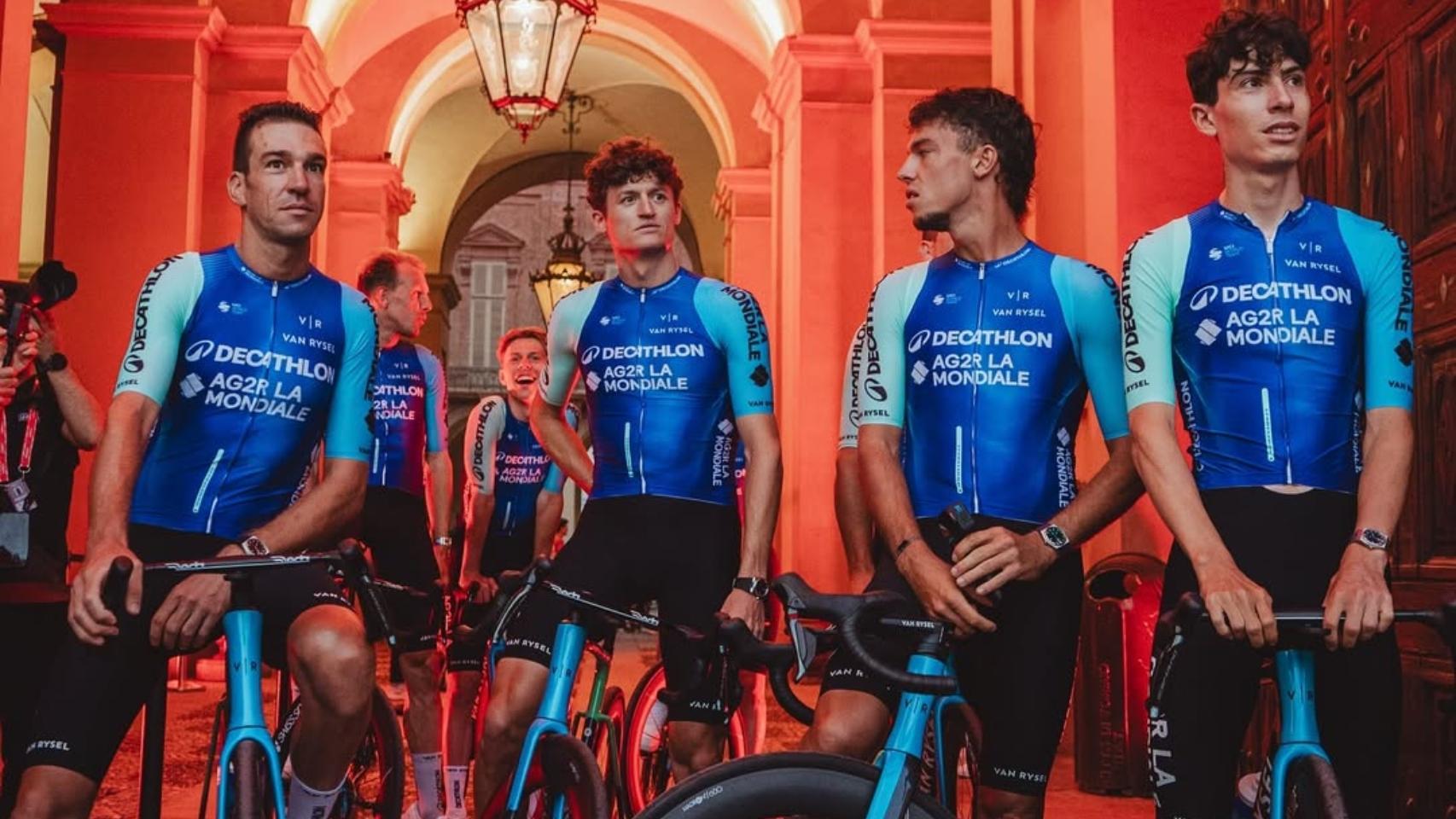 Los corredores del equipo Decathlon AG2R al inicio de La Vuelta.