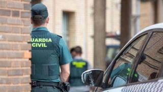 Un hombre de 60 años con problemas mentales mata a un vecino y se atrinchera con la mujer del fallecido en Granada