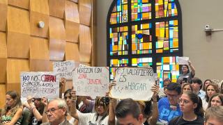 Tenso pleno en Zaragoza por el cierre de 7 Zonas Jóvenes: "A La Romareda va un 5% de la población y no la cierran"