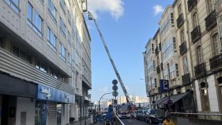 Una caída de cascotes moviliza a los bomberos de A Coruña en la calle Picavia