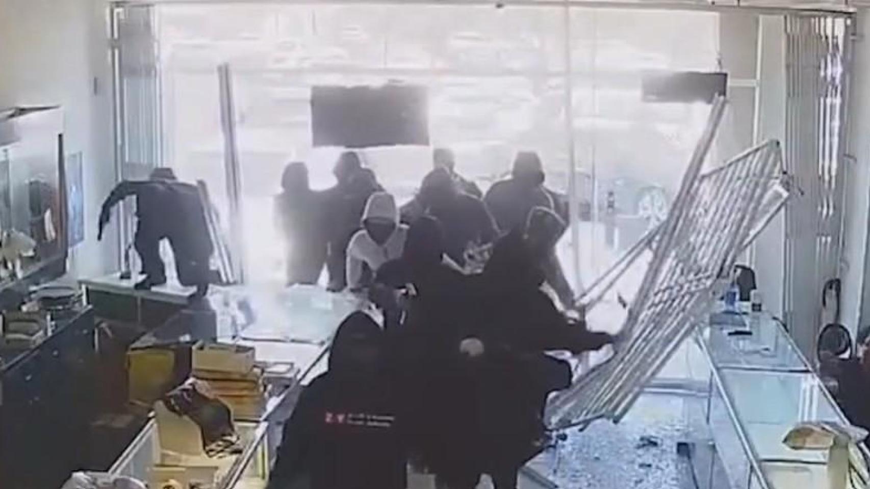 El dueño de una joyería sufre un derrame cerebral tras ser atacado por 12 ladrones en San José