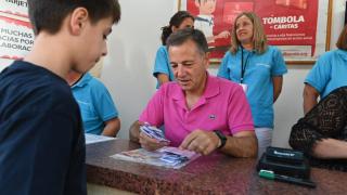El alcalde de Albacete se pone a vender boletos en la tómbola de Cáritas: "Es un orgullo"